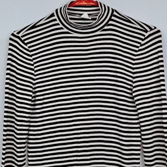 Gap Ladies mock neck pullover  NWOT - Picture 1 of 9